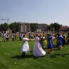 Próba bicia rekordu GUINNESSA w ilości par tańczących poloneza na stadionie przy Zespole Szkół nr 1 w Ełku