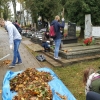 Sprzątanie grobów na cmentarzu Komunalnym w Ełku- prace młodzieży jako wolontariuszy